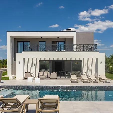 New! Luxury Alta - 50 M 2 Heated Pool Villa *