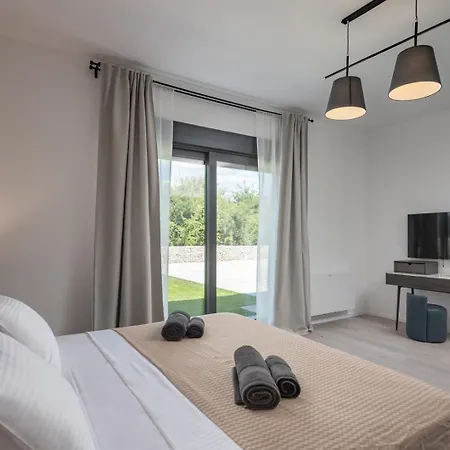New! Luxury Alta - 50 M 2 Heated Pool *